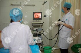 医师为腹泻患者检查病因